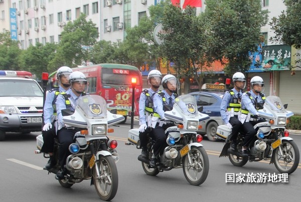 江西婺源:摩托騎警服務“最美鄉(xiāng)村”(