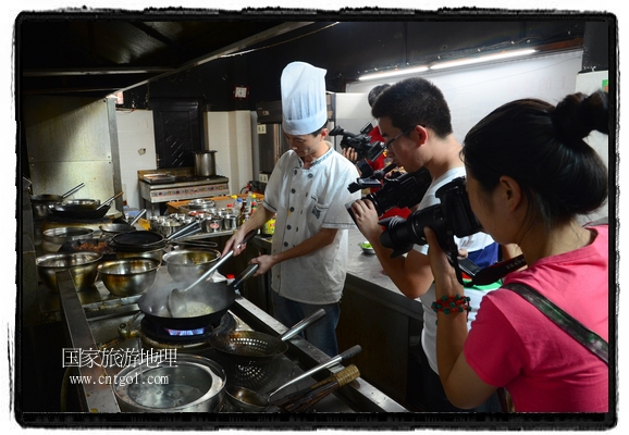 此次攝制組通過(guò)拍攝婺源代表名菜糊豆腐、粉蒸肉、荷包紅魚(yú)、賽鵝頸及地方小吃清明果、灰汁果、糯米子糕等來(lái)詮釋婺源美食經(jīng)典，展示婺源食文化，打造獨(dú)屬婺源的美食符號(hào)。