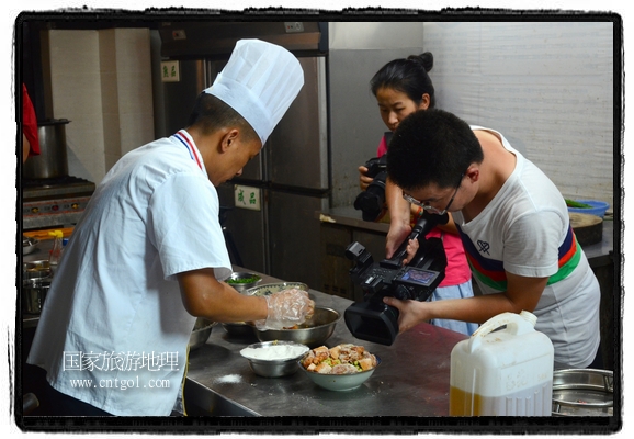此次攝制組通過(guò)拍攝婺源代表名菜糊豆腐、粉蒸肉、荷包紅魚(yú)、賽鵝頸及地方小吃清明果、灰汁果、糯米子糕等來(lái)詮釋婺源美食經(jīng)典，展示婺源食文化，打造獨(dú)屬婺源的美食符號(hào)。