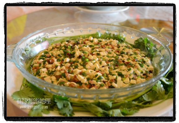 此次攝制組通過(guò)拍攝婺源代表名菜糊豆腐、粉蒸肉、荷包紅魚(yú)、賽鵝頸及地方小吃清明果、灰汁果、糯米子糕等來(lái)詮釋婺源美食經(jīng)典，展示婺源食文化，打造獨(dú)屬婺源的美食符號(hào)。