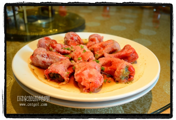 此次攝制組通過(guò)拍攝婺源代表名菜糊豆腐、粉蒸肉、荷包紅魚(yú)、賽鵝頸及地方小吃清明果、灰汁果、糯米子糕等來(lái)詮釋婺源美食經(jīng)典，展示婺源食文化，打造獨(dú)屬婺源的美食符號(hào)。