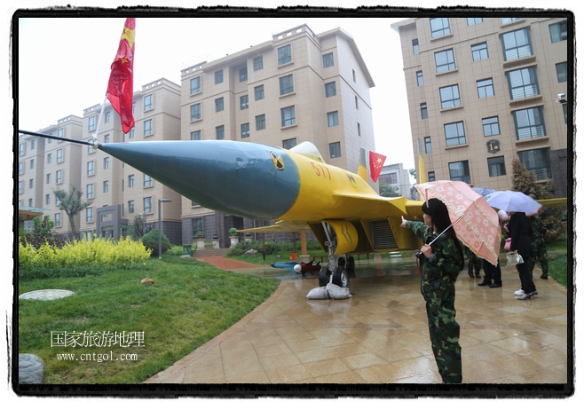 小區(qū)突然出現(xiàn)“飛機坦克”，其中殲15艦載戰(zhàn)斗機一架、99式主戰(zhàn)坦克一輛、武直-10武裝直升機一架，吸引了眾多市民雨中圍觀、合影。