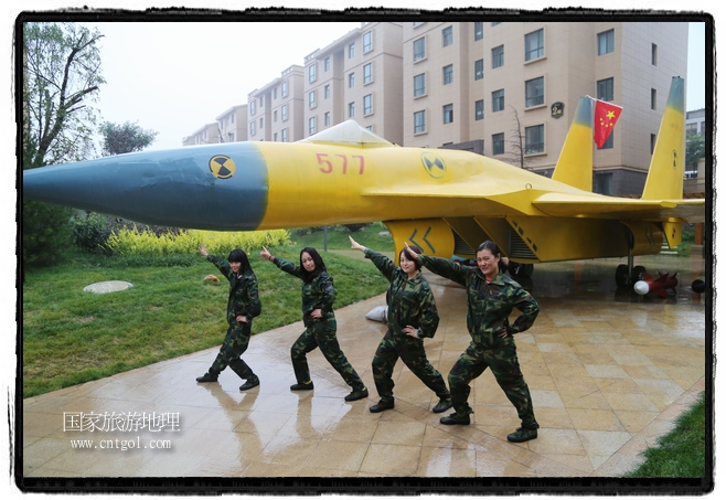 小區(qū)突然出現(xiàn)“飛機坦克”，其中殲15艦載戰(zhàn)斗機一架、99式主戰(zhàn)坦克一輛、武直-10武裝直升機一架，吸引了眾多市民雨中圍觀、合影。