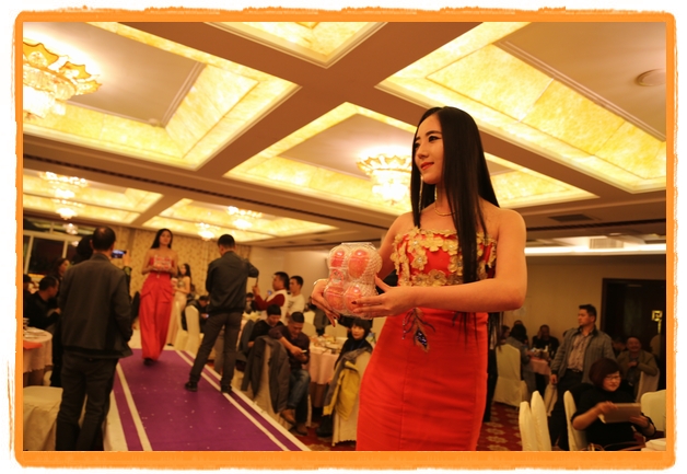 甘肅平?jīng)觯好铨g妹子表演T臺(tái)秀 不秀身材秀“金果”(圖)