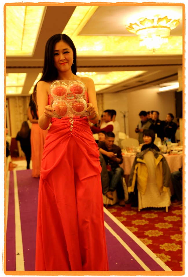 甘肅平?jīng)觯好铨g妹子表演T臺(tái)秀 不秀身材秀“金果”(圖)