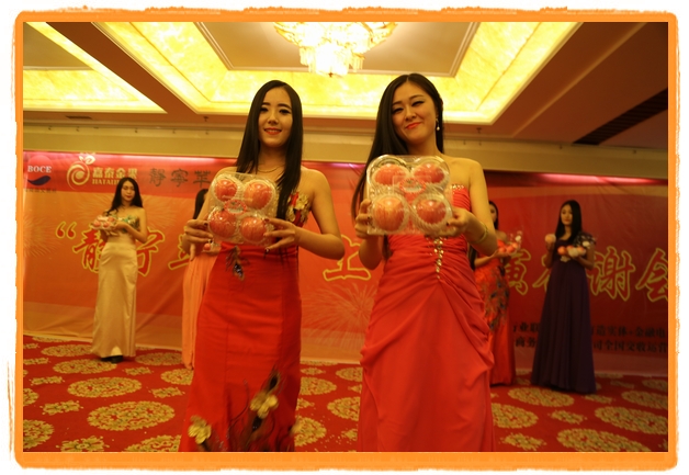 甘肅平?jīng)觯好铨g妹子表演T臺(tái)秀 不秀身材秀“金果”(圖)