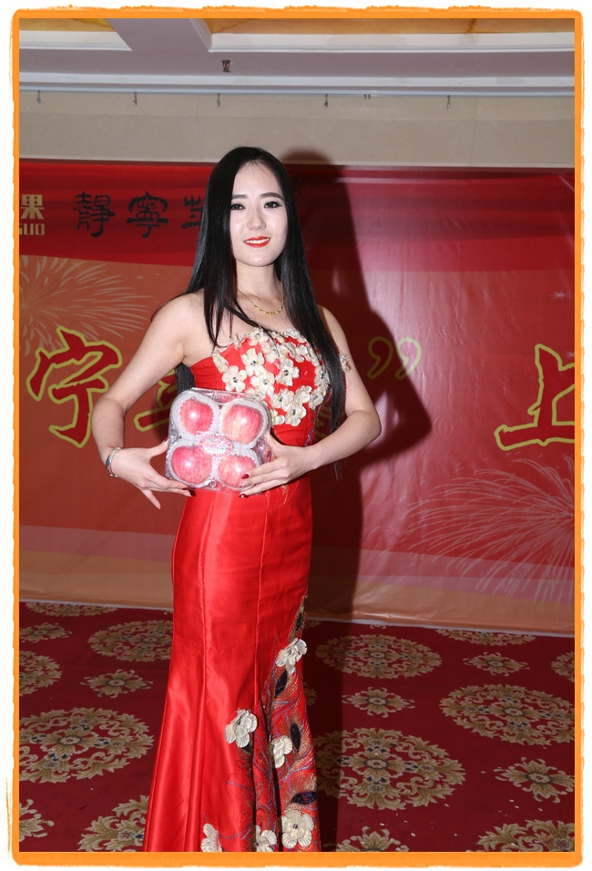 甘肅平?jīng)觯好铨g妹子表演T臺(tái)秀 不秀身材秀“金果”(圖)