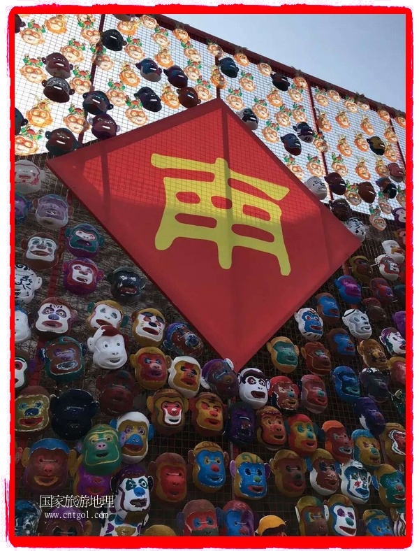 中國(guó)規(guī)模最大的猴面具彩繪在南潯古鎮(zhèn)展示。猴子真是今年最紅的動(dòng)物。 