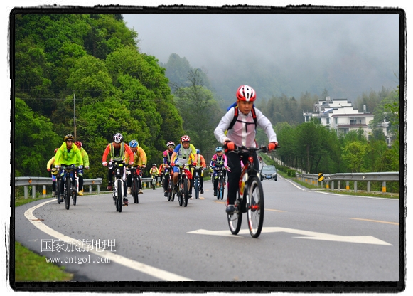 來自江西、安徽、浙江、福建等省市近千名選手參加了比賽，婺源賽道沿途的秀美風光和徽派古村落，給參賽選手留下美好的印象。